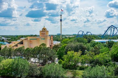 Orlando, Florida. 7 Nisan 2019. International Drive alanında Seaworld'de Manta Ray, Sky Tower ve Journey to Atlantis'in panoramik manzarası