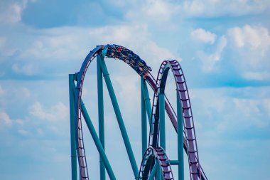 Orlando, Florida. 7 Nisan 2019. International Drive alanında Seaworld de lightblue bulutlu gökyüzü arka plan üzerinde müthiş Mako rollercoaster zevk İnsanlar (2)