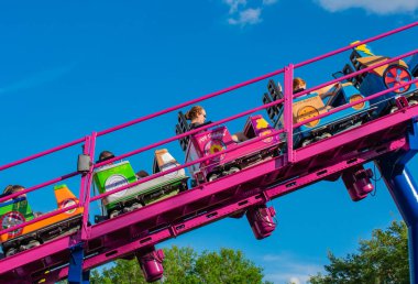 Orlando, Florida. 7 Nisan 2019. Uluslararası Drive alanında Seaworld eğlenceli Cookie Drop rollercoaster aile dostu cazibe olan insanlar (3)