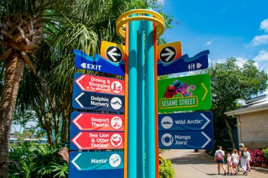 Orlando, Florida. 7 Nisan 2019. International Drive alanında Seaworld renkli konumlar işareti 
