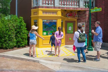 Orlando, Florida. 7 Nisan 2019. Küçük çocuk International Drive alanında Seaworld interaktif oyun Bike Shop Tricycle Challenge oynuyor .