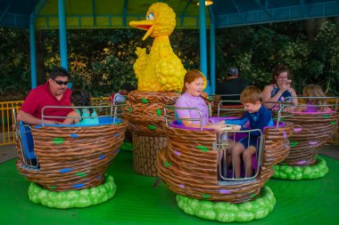 Orlando, Florida. 7 Nisan 2019. Uluslararası Drive alanında Seaworld Big Bird's Twirl 'N' Whirl cazibe zevk Ebeveyn ve Çocuklar (1).