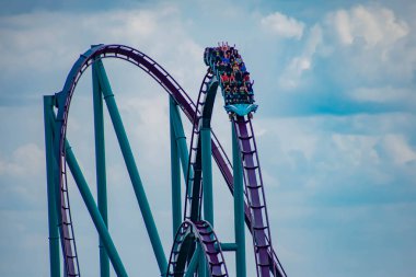 Orlando, Florida. 7 Nisan 2019. International Drive alanında Seaworld'de açık mavi bulutlu gökyüzü arka plan mako rollercoaster zevk İnsanlar (1)