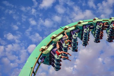 Orlando, Florida. 7 Nisan 2019. İnsanlar Uluslararası Drive alanında Seaworld müthiş Kraken rollercoaster zevk (1).