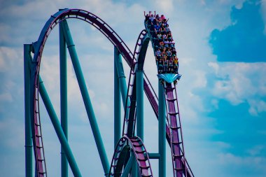 Orlando, Florida. 7 Nisan 2019. Uluslararası Drive alanında Seaworld lightblue bulutlu gökyüzü arka plan üzerinde eğlenceli inanılmaz Mako rollercoaster sahip (1).