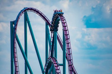Orlando, Florida. 7 Nisan 2019. İnsanlar Fun inanılmaz Mako rollercoaster Lightblue bulutlu gökyüzü arka plan Seaworld International Drive alanında (7).