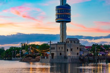 Orlando, Florida. 7 Nisan 2019. Sky Tower Uluslararası Drive alanında Seaworld renkli günbatımı arka plan üzerinde yükselen (1)