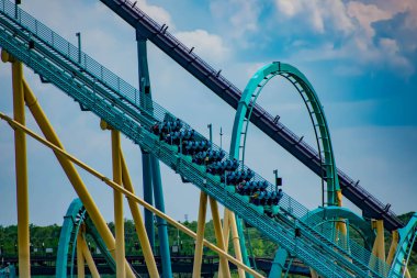Orlando, Florida. 7 Nisan 2019. İnsanlar International Drive alanında Seaworld müthiş Kraken rollercoaster zevk (2).