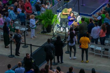 Orlando, Florida. 17 Mart 2019. Alexander Delgado Gente de Zona tarafından kız Uluslararası Drive Area Seaworld bir selfie alarak yanında 