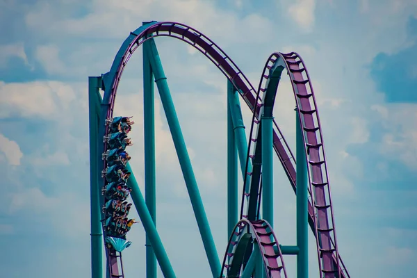 Orlando, Florida. 7 Nisan 2019. İnsanlar Fun inanılmaz Mako rollercoaster Lightblue bulutlu gökyüzü arka plan Seaworld International Drive alanında (6)