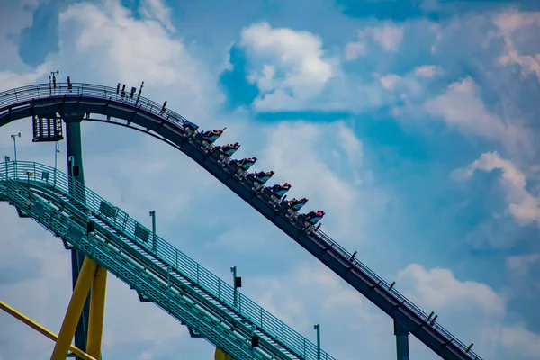 Orlando Florida 2019 Április Emberek Birtoklás Móka Csodálatos Mako Rollercoaster — Stock Fotó