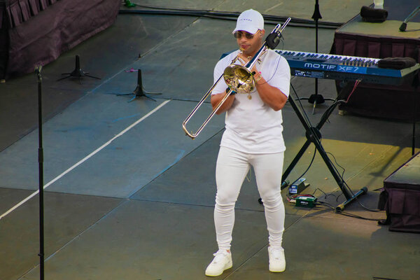 Орландо, Флорида. 17 марта 2019 года. Gand Trumpeter by Gente de Zona at Seaworld in International Drive Area
 .