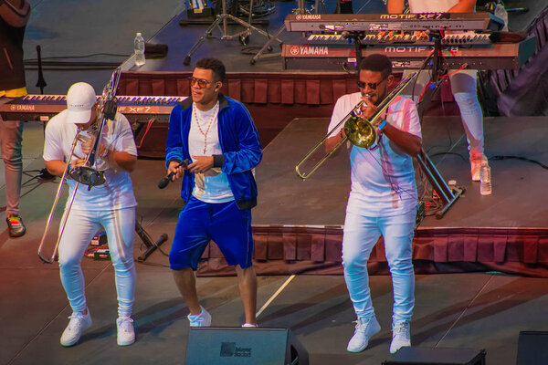 Орландо, Флорида. 17 марта 2019 года. Randy Malcom by Gente de Zona dancing with two trumpeters from the band at Seaworld in International Drive Area (1)
)