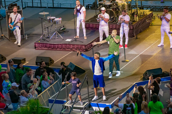 Орландо, Флорида. 17 марта 2019 года. Рэнди Малком поднимает руки перед аудиторией, в то время как Александр Дельгадо поет Gente de Zonaat Seaworld в International Drive Area
