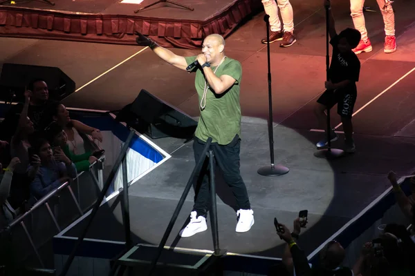 Orlando, Florida. March 17, 2019. Alexander Delgado by Gente de Zona singing urban music at Seaworld in International Drive Area (14) — Stock Image Orlando Florida March 2019 Alexander Delgado Gente Zona Singing Urban Stock Picture