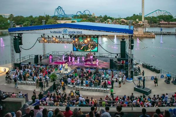 Orlando, Florida. March 17, 2019. Alexander Delgado and the band by Gente de Zona singing urban music at Seaworld in International Drive area. — Stock Image Orlando Florida March 2019 Alexander Delgado Band Gente Zona Singing Stock Picture