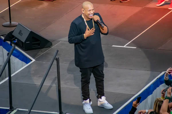 Orlando, Florida. March 17, 2019. Alexander Delgado by Gente de Zona singing urban music at Seaworld in International Drive Area (17) — Stock Image Orlando Florida March 2019 Alexander Delgado Gente Zona Singing Urban Stock Photo
