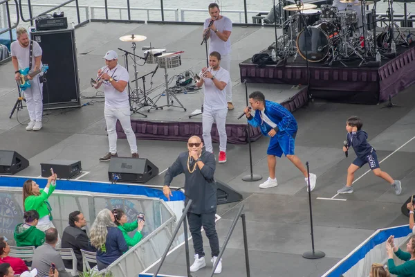 Orlando, Florida. March 17, 2019. Alexander Delgado sings, while his son dances with Randy Malcom by Gente de Zona at Seaworld in International Drive Area — Stock Image Orlando Florida March 2019 Alexander Delgado Sings While His Son Royalty Free Stock Images