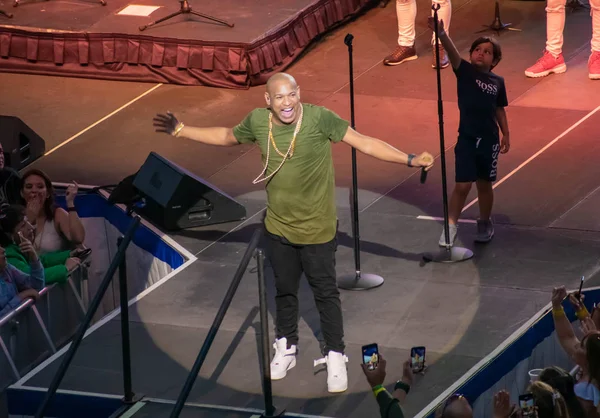 Orlando, Florida. March 17, 2019. Alexander Delgado by Gente de Zona singing urban music at Seaworld in International Drive Area (18) — Stock Image Orlando Florida March 2019 Alexander Delgado Gente Zona Singing Urban Stock Image