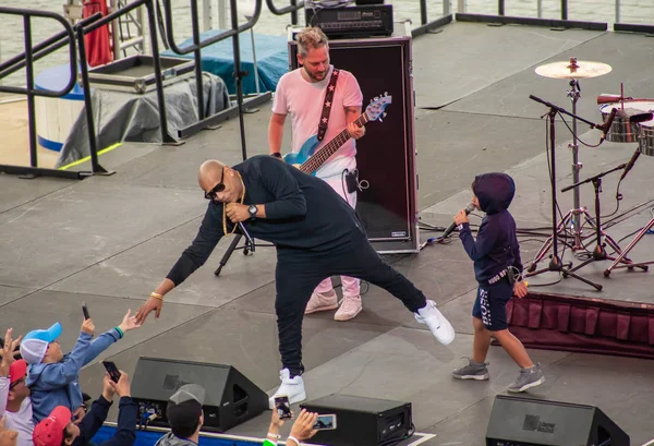 Orlando, Florida. March 17, 2019. Alexander Delgado touches the hand of a boy, during the recital of Gente de Zona at Seaworld in International Drive Area — Stock Image Orlando Florida March 2019 Alexander Delgado Touches Hand Boy Recital Stock Image