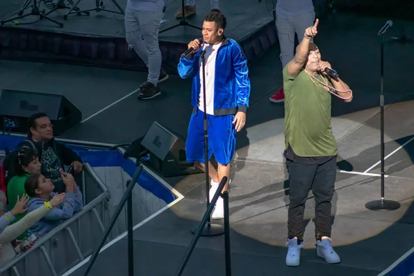 Orlando, Florida. March 17, 2019. Randy Malcom and Alexander Delgado by Gente de Zona singing urban music at Seaworld in International Drive Area (4) — Stock Image Orlando Florida March 2019 Randy Malcom Alexander Delgado Gente Zona Stock Picture