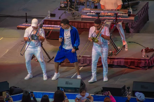 Orlando, Florida. March 17, 2019. Randy Malcom by Gente de Zona dancing with two trumpeters from the band at Seaworld in International Drive Area (3). — Stock Image Orlando Florida March 2019 Randy Malcom Gente Zona Dancing Two Stock Image