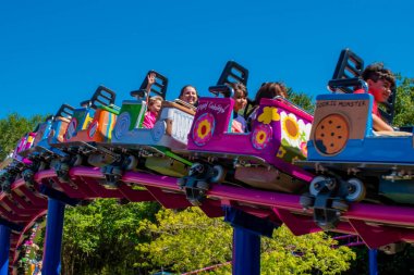 Orlando, Florida. 0 Nisan 2019. International Drive alanında Seaworld Cookie Drop rollercoaster aile dostu zevk İnsanlar (1).