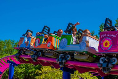 Orlando, Florida. 0 Nisan 2019. International Drive alanında Seaworld Cookie Drop rollercoaster aile dostu zevk İnsanlar (2).