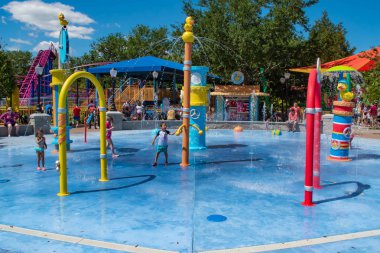 Orlando, Florida. 20 Nisan 2019. International Drive alanında Seaworld Rubber Duckie Water Works su cazibe oynayan çocuklar (1).