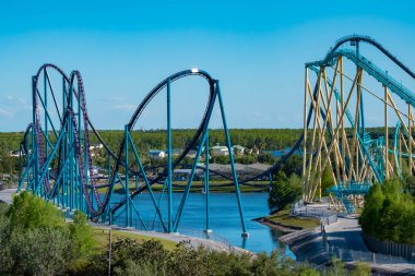 Orlando, Florida. 20 Nisan 2019. International Drive alanında Seaworld'de açık mavi gökyüzü arka plan üzerinde Mako ve Kraken rollercoasters havadan görünümü.