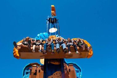 Orlando, Florida. 20 Nisan 2019. International Drive alanında Seaworld Susam Street alanında komik cazibe zevk İnsanlar. (4)