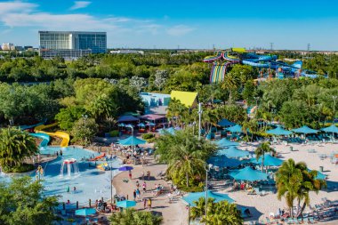 Orlando, Florida. 20 Nisan 2019. International Drive alanında Aquatica su parkı ve Hilton Hotel'in panoramik manzarası 