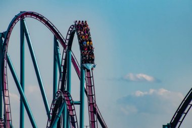 Orlando, Florida. 20 Nisan 2019. International Drive alanında Seaworld inanılmaz Mako rollercoaster zevk İnsanlar (1)