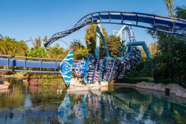 Orlando, Florida. 20 Nisan 2019. International Drive alanında Seaworld açık mavi gökyüzü arka plan üzerinde eğlenceli Manta Ray rollercoaster sahip Insanlar (9)
