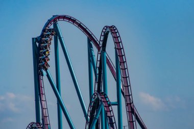 Orlando, Florida. 20 Nisan 2019. International Drive alanında Seaworld inanılmaz Mako rollercoaster zevk İnsanlar (3)