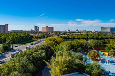 Orlando, Florida. 20 Nisan 2019. International Drive alanında açık mavi gökyüzü bulutlu arka plan Aquatica, Hyatt Regency ve Kongre Merkezi panoramik görünümü.