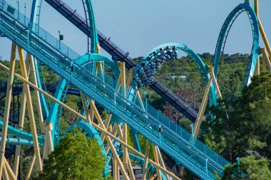 Orlando, Florida. 20 Nisan 2019. İnsanlar International Drive alanında Seaworld müthiş Kraken rollercoaster zevk (2)