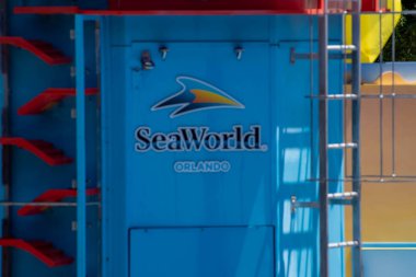 Orlando, Florida. 20 Nisan 2019. International Drive alanında renkli arka planda Seaworld logosu.