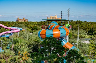 Orlando, Florida. 20 Nisan 2019. Aquatica su parkı, Ritz Carlton, Jw Marriott Uluslararası Drive alanında açık mavi gökyüzü arka plan üst görünümü.