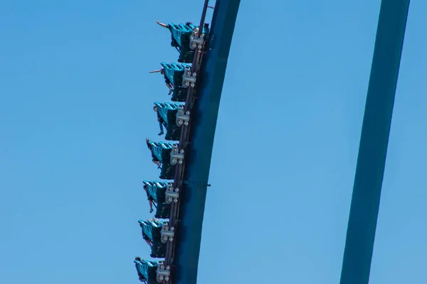 Orlando Florydzie Kwietnia 2019 Ludzie Mający Zabawa Zdumiewający Mako Rollercoaster — Zdjęcie stockowe