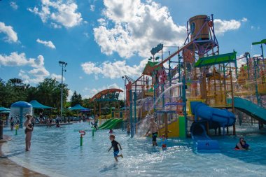 Orlando, Florida. 26 Nisan 2019. Ebeveynler ve çocuklar Uluslararası Drive alanında Aquatica de Kata's Kookaburra Koyu eğlenmek (1).