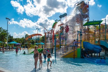 Orlando, Florida. 26 Nisan 2019. Ebeveynler ve çocuklar Uluslararası Drive alanında Aquatica de Kata's Kookaburra Koyu eğlenmek (3)