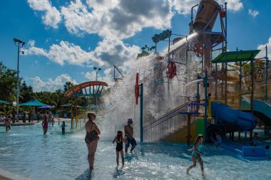 Orlando, Florida. 26 Nisan 2019. Ebeveynler ve çocuklar Uluslararası Drive alanında Aquatica de Kata's Kookaburra Koyu eğlenmek (4)