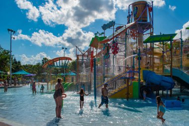 Orlando, Florida. 26 Nisan 2019. Ebeveynler ve çocuklar Uluslararası Drive alanında Aquatica de Kata's Kookaburra Koyu eğlenmek (5).