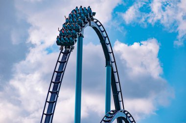 Orlando, Florida. 26 Nisan 2019. Seaworld (5 lightblue bulutlu gökyüzü arka plan üzerinde eğlenceli inanılmaz Mako rollercoaster sahip Insanlar)