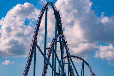 Orlando, Florida. 26 Nisan 2019. Seaworld (9) lightblue bulutlu gökyüzü arka plan üzerinde eğlenceli inanılmaz Mako rollercoaster sahip)