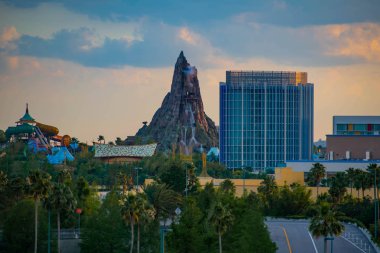 Orlando, Florida. 18 Nisan 2019. Universal Studios alanında gün batımı arka planda Volcano Bay su parkı ve Aventura Hotel güzel görünümü.