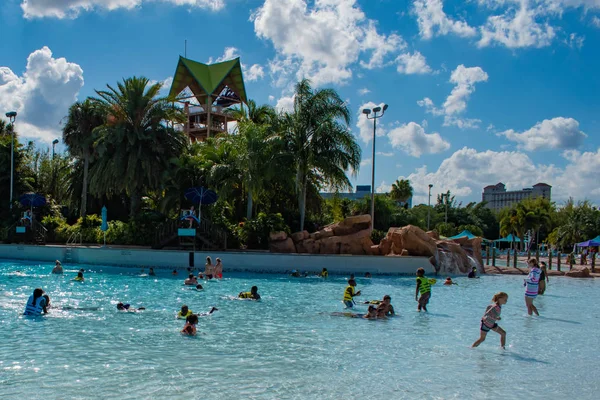 Orlando, Florida. 26 Nisan 2019. Uluslararası Sürücü alanında dalga havuzu ve Aquatica Kulesi'nde eğlenen insanların panoramik görünümü (2).