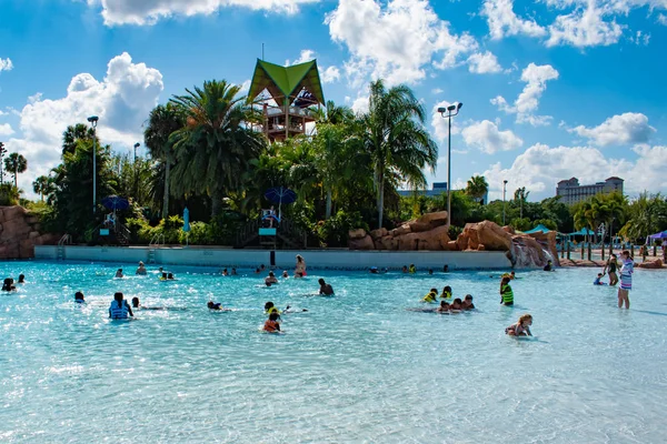 Orlando Florida Április 2019 Panorámával Emberek Élvezik Hullám Medence Aquatica — Stock Fotó