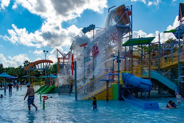 Orlando, Florida. 26 Nisan 2019. Ebeveynler ve çocuklar Uluslararası Drive alanında Aquatica de Kata's Kookaburra Koyu eğlenmek (6).